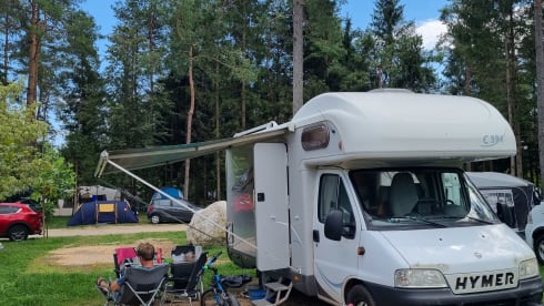 Compact 4p Hymer alcove with bunk bed