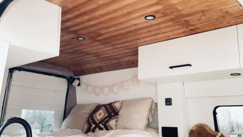 Hip self-built camper bus