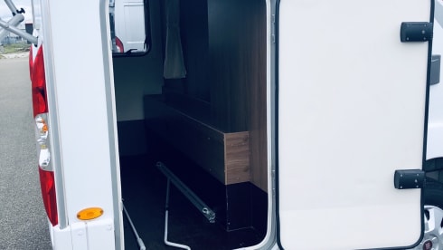 Ooit Is Nu! – Self-sufficient 6 person luxury camper "Ever Is Now"