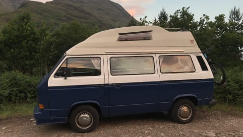 Blue – Volkswagen Wohnmobil mit 4 Schlafplätzen aus dem Jahr 1986