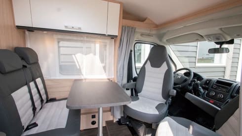 Luxe Sunlight V66 Adventure, semi-integrated camper