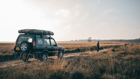 WOLF V8 – Adventure & freedom with a Land Rover with roof tent!