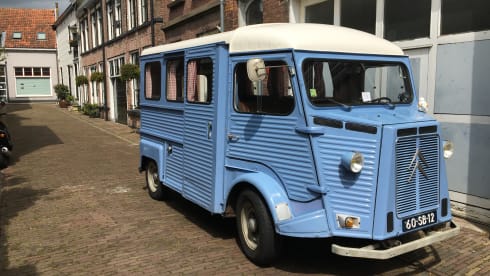 Feel good trip in retro Citroen HY - ultimate relaxation with character