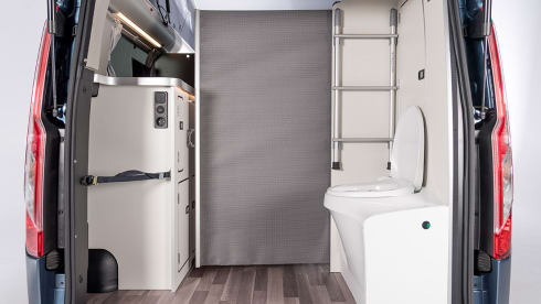 D'eropuit – New campervan Ford Nugget Plus with high roof - 4 people