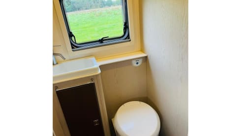 Koosje – Luxury Camper (5 persons) Lengthwise and lifting bed L-seat