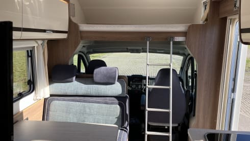 Luxurious & Compact 6-person camper with bunk beds