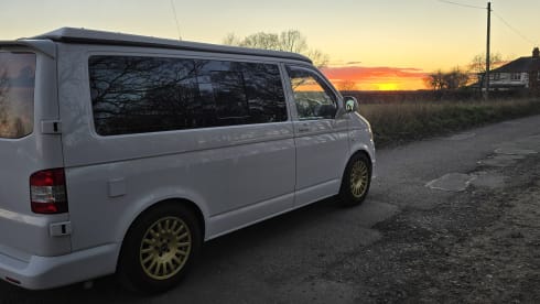 Lola – VW-Campingbus mit 4 Schlafplätzen, Baujahr 2011