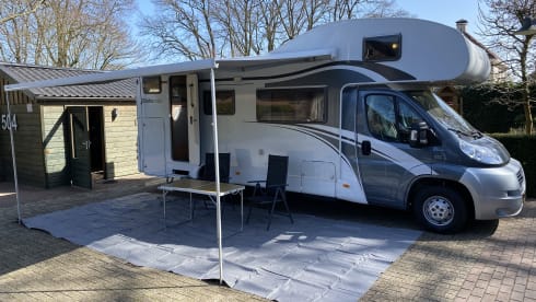 De Glucksmobil! – 6 person family camper Alcove