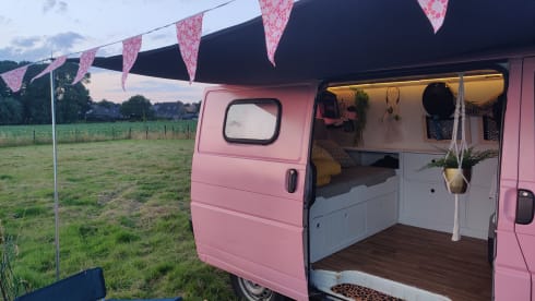 Roze Volkswagen T4 buscamper - 2 personen