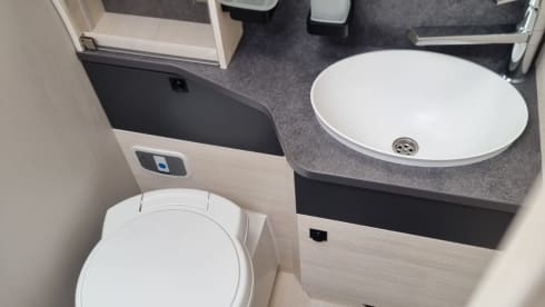 Kampergeluk – Beleef jouw uniek avontuur met onze 4-persoons automaat camper