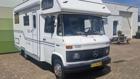 4p Mercedes-Benz alcove uit 1978