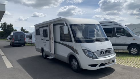 Hymer – Recent well equipped integral mobile home