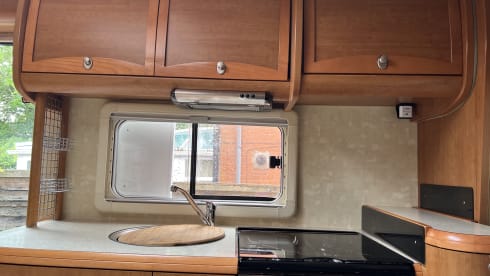 Snogly  – Bessecar e735 motorhome 6 berth excellent for families
