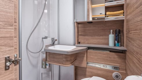 Very new and luxurious 4 person integrated camper Weinsberg CaraCore 650 MEG