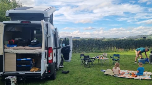 Happy Camper Days – 4 person camper with roof tent