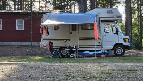 Foxie – 4p Mercedes-Benz alcove from 1979