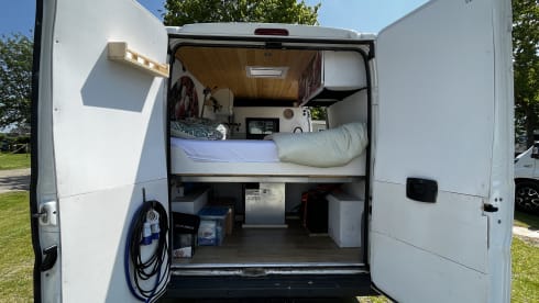 Busje naar Zuid Lara – Wonderful self-built camper bus for 2p