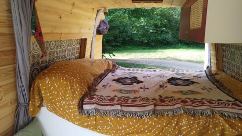 Fred – Cozy Bus Camper Automatic - Takes you everywhere, and back!