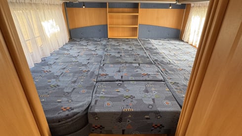 Bel camper semi-integrato Dethleffs per un massimo di 4 persone