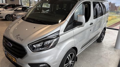 Campervan Bürstner per 4 persone, modello 2022.