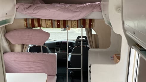 Rizzo  – Gorgeous 6 berth family motorhome with bedding, fully equipped. rear bunks.