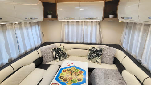 Dominic – 5 Berth Family Motorhome 