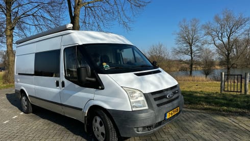 Henry – Trendy, 2-3 person off grid camper bus, suitable for all seasons!