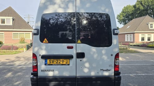 2p Renault camper bus uit 2004 