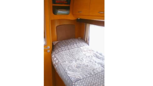 Pilote Explorateur 713 – Spacious and neat 4 person camper with 2 single beds and a 2-person pull-down bed.