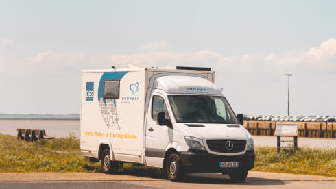 Jeff Benzos – Self-sufficient adventure Mercedes Sprinter for winter and summer