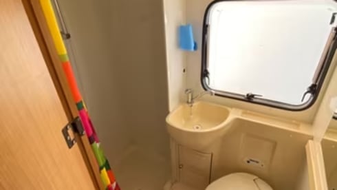 zs.servizi – 6 seater travel 6 bed compact motorhome