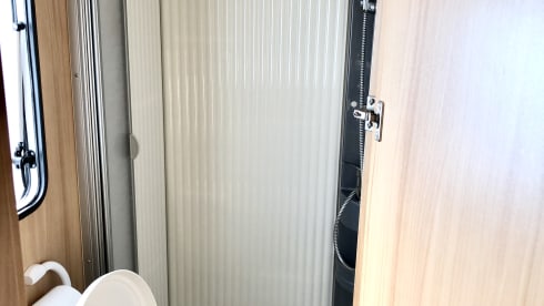 Very nice and complete spacious family camper for 2-4 persons
