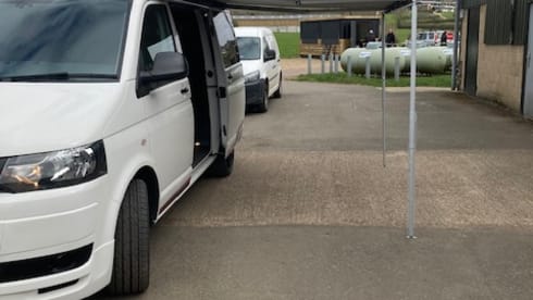 Dave – VW 4-Bett-Wohnmobil mit Markise und D / Away-Zelt ALL INKLUSIVE PREIS