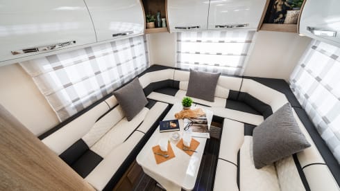 Auto Roller 746 – 2024 Fiat Auto Roller 746 automatic rear lounge 6 berth + 6 seats 