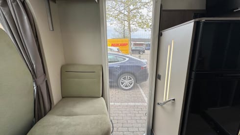 Chausson 758 – 5-person luxury camper with barbecue and outdoor shower 