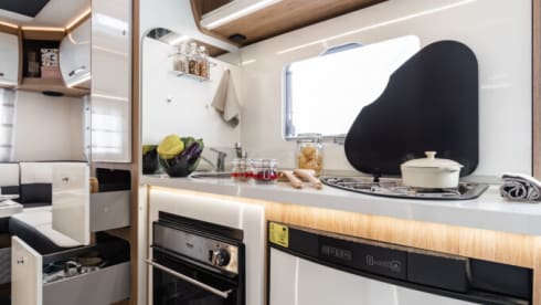 AutoRoller 747 – Luxury 6 Berth Motorhome