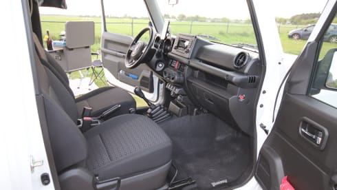 Simba – Keep smiling with this Suzuki Jeep with roof tent!