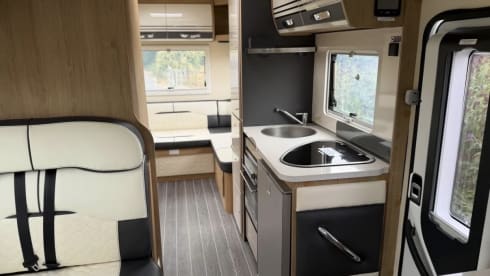 Autocarro semi-integrato Ford a 6 posti letto dal 2022