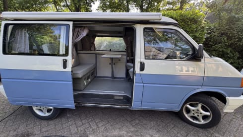 De blauwe reiziger – 4p Volkswagen campervan from 1993