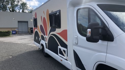 Sunset Bloom 🌅🌸 – A beautiful and comfy 6 berth motorhome for fun and adventures