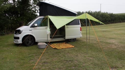 Loretta – Loretta VW T6 Campervan, Pop top roof 4 berth (5 seater).