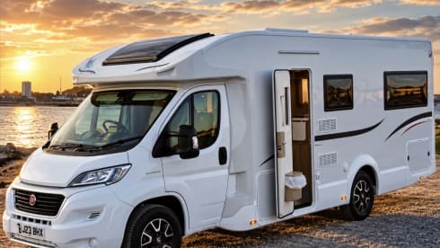 Luxe camper met 5 zitplaatsen. Jouw winteravontuur wacht. 