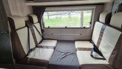 Family camper with 3-person bunk bed (6 persons)