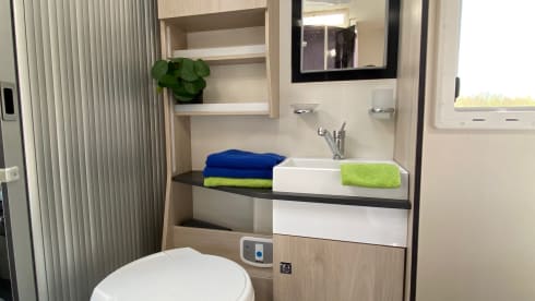 Geniet van ‘Camper Exclusief’ 💃🏻 – Super cool Camper CHAUSSON with Queen size bed.