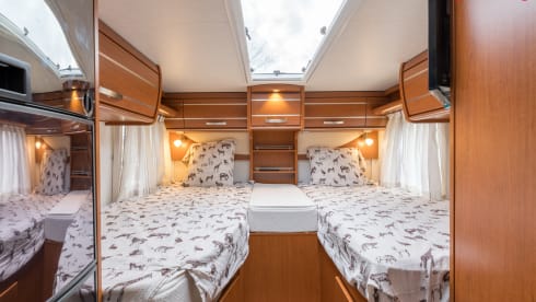 Liedje – Hymer Exsis-i with 2x AIRCO