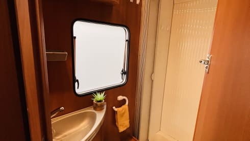 Making Memories! – Cozy fully furnished Hymer Carado 4 persons / Euro 5 motorbike