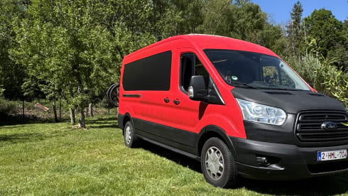 Rocco – Welkom in Rocco, onze rood zwarte Ford Transit Camperbus
