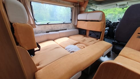 Lucky – Spacious and complete camper (7p-2012-euro5)