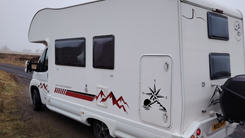 Zaneta –  Family Fiat New Life 6berth/6 belt Motorhome Hire