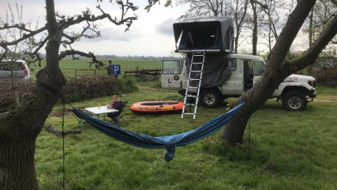 Unique camping cruiser 4x4 with roof tent